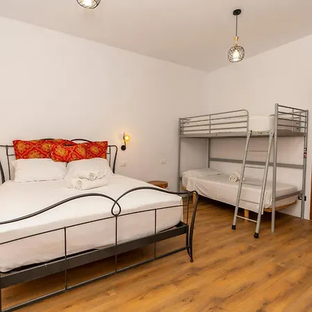 Veni I Gjyshit Otel Nderlysaj