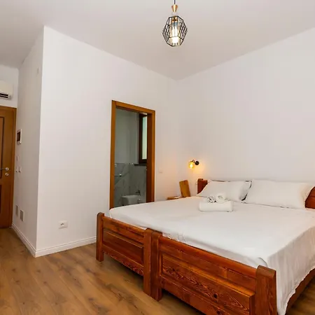 Veni I Gjyshit Otel Nderlysaj