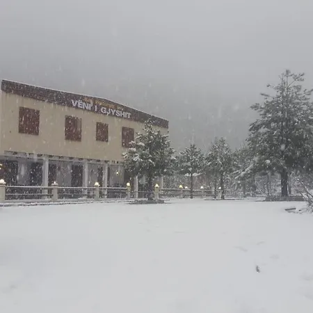 Véni I Gjyshit Hotel Nderlysaj
